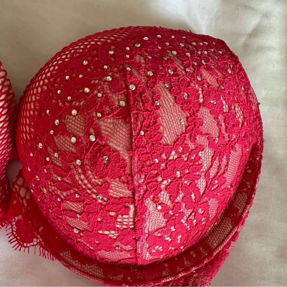 Red Bra - Picture 4 of 6